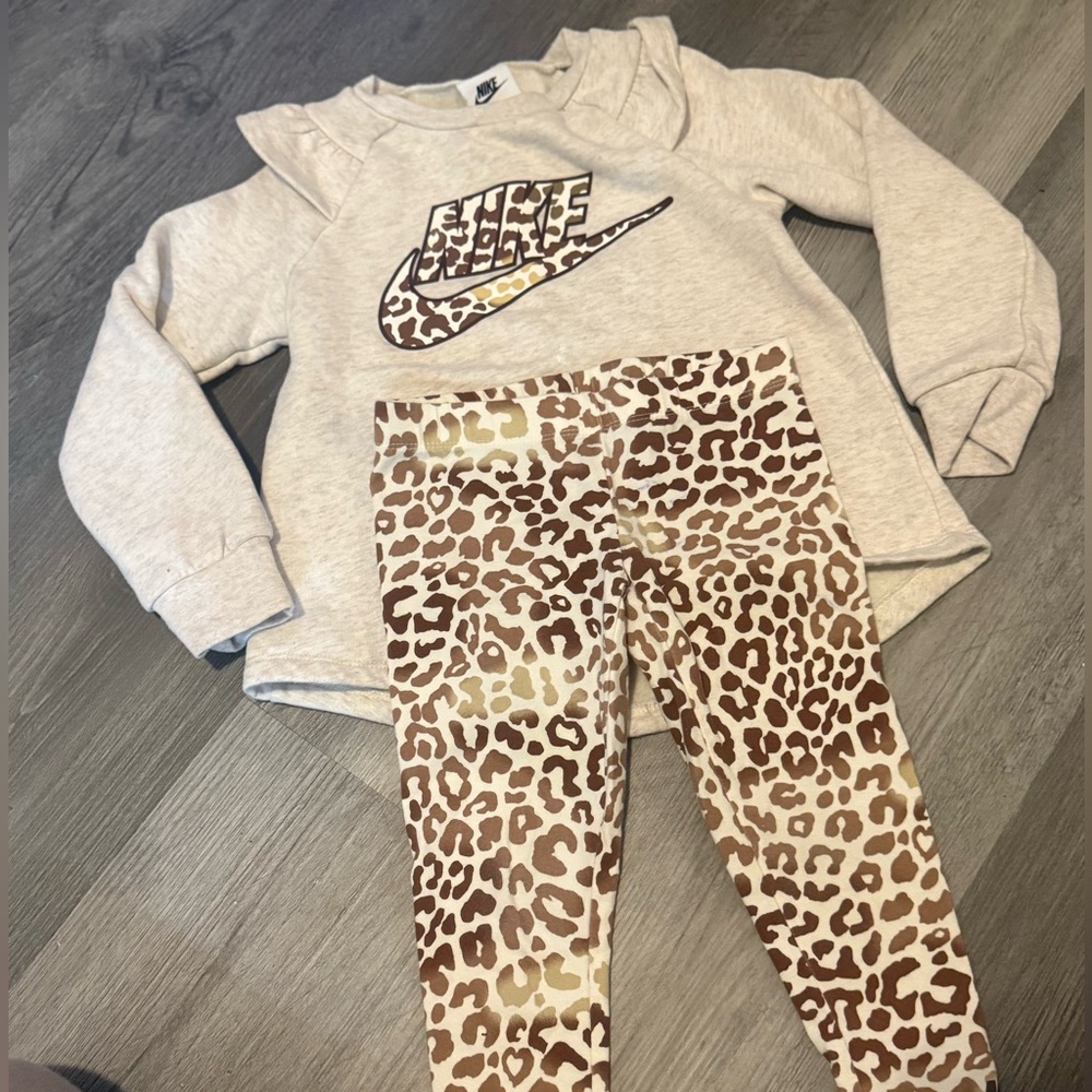 Kids nike like new 4t xs outfit